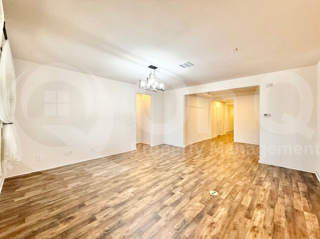Building Photo - 7704 S 23rd Ln