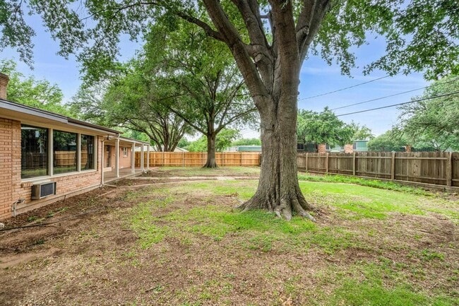 Building Photo - 2108 Granada Dr