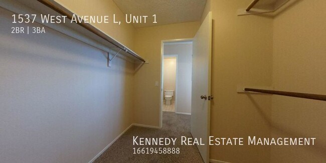 Building Photo - Location, Location, Location! 2 Bedroom To...