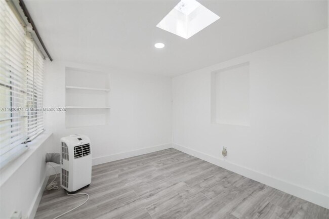 Building Photo - 6290 SW 70th St