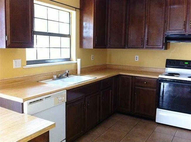 Building Photo - 255 Meadowlakes Dr