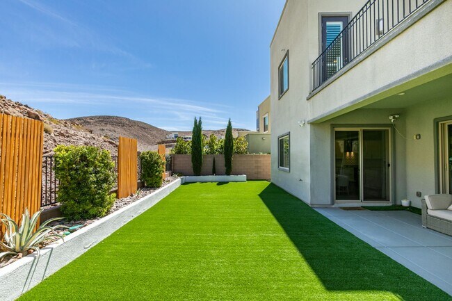 Building Photo - Luxury Rental with Mountain Views in Gated Henderson Community