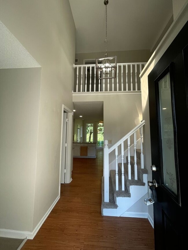 Building Photo - Welcome to this stunning 4-bedroom, 2.5-bathroom home located in the desirable Overland Park.