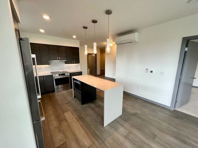 Building Photo - Jade Condominiums ~ Kirkland/Totem Lake