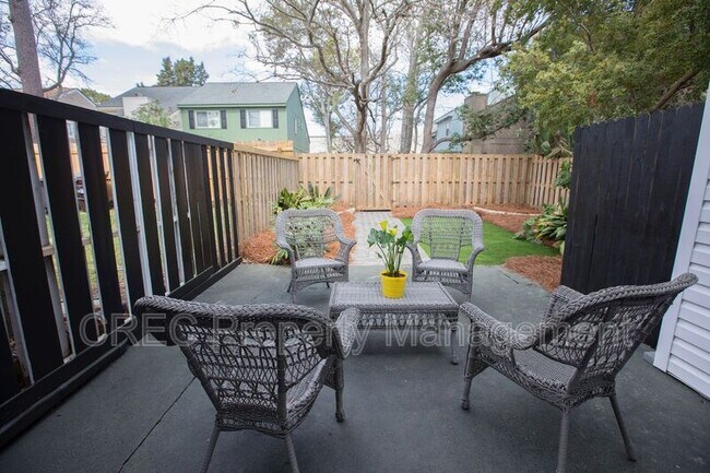 Building Photo - 637 Baytree Ct