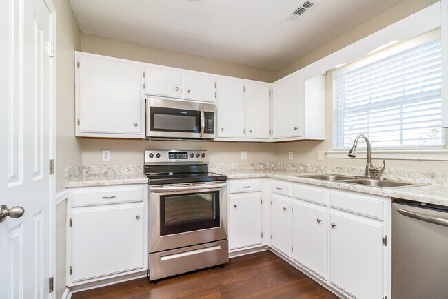 Building Photo - 2244 Rosecran Cir