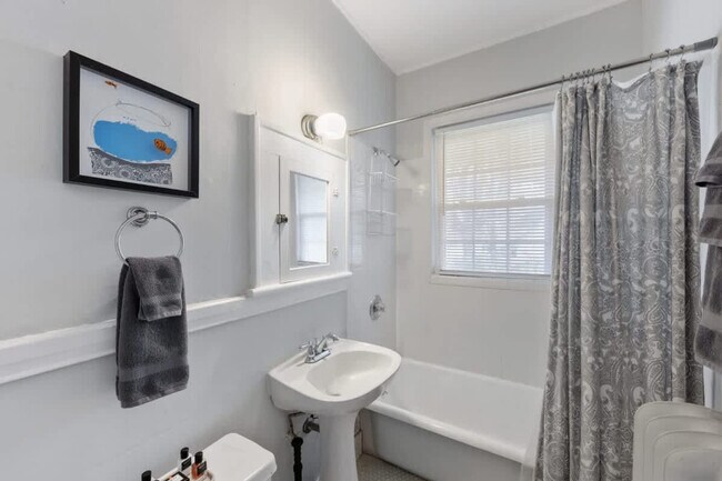 Building Photo - 536 Hawthorne Ln