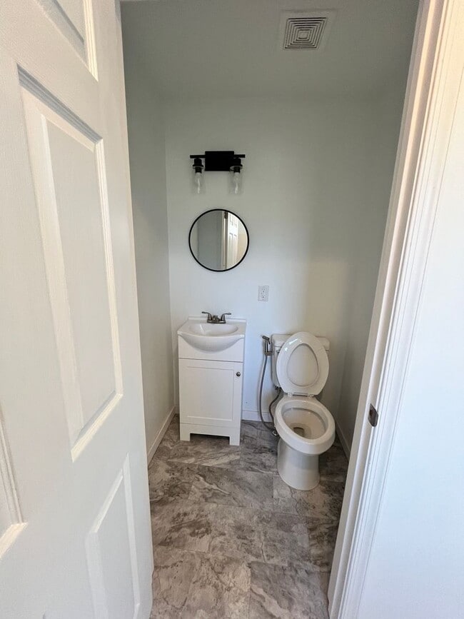 Building Photo - Beautifully renovated home in the desired Rivermont area!