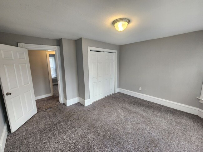 Building Photo - Large 4 bedroom house