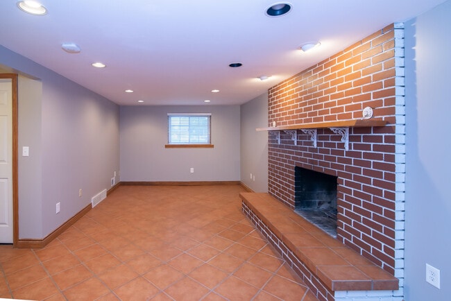 Building Photo - 40611 W 10 Mile Rd