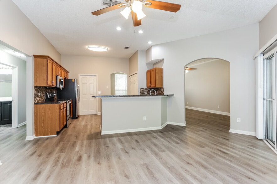 Building Photo - 857 Poydras Ln N
