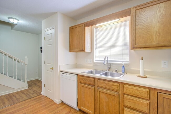 Building Photo - 3 Bedroom / 2.5 Bath Condo - Johnson City, TN