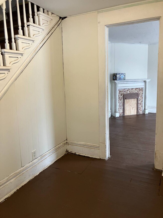 Building Photo - 736 S Seneca Ave