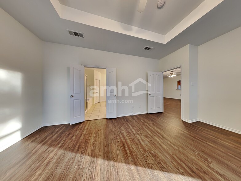 Building Photo - 2609 Alpena Dr