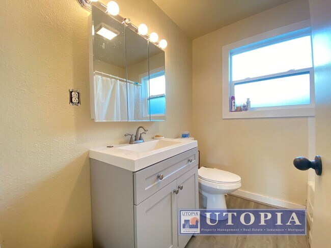 Building Photo - Charming Pleasure Point Home With Large Yard