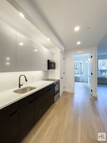 Building Photo - President Street / Spacious 1-Bed 1-Bath /...