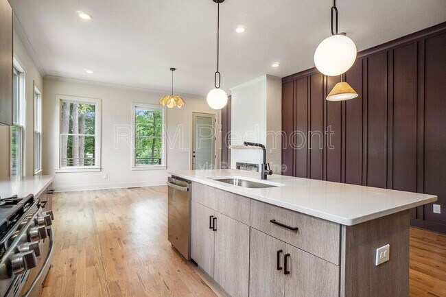 Building Photo - 1081 Hill St SE