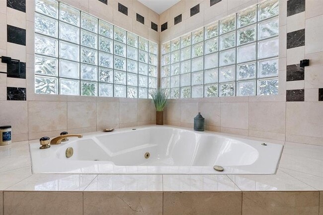 Building Photo - 2484 SE 12th St