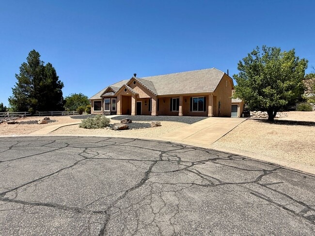 Building Photo - VIEWS in Toquerville Four Bedroom