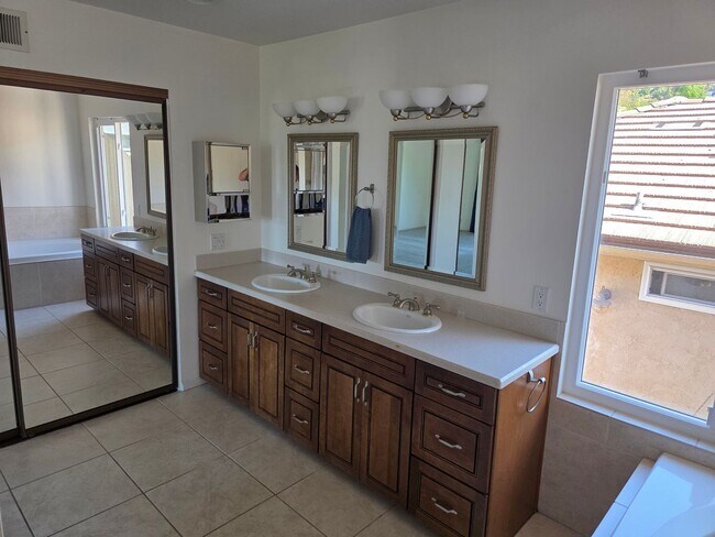 Building Photo - Large 3 bedroom home in quiet neighborhood cul-de-sac with amazing views