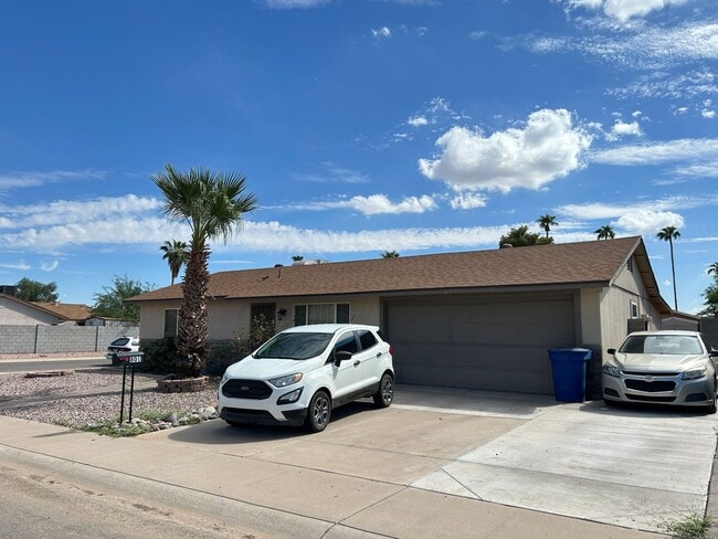 Building Photo - 3 Bedroom, 2 Bathroom, 2 Car Garage