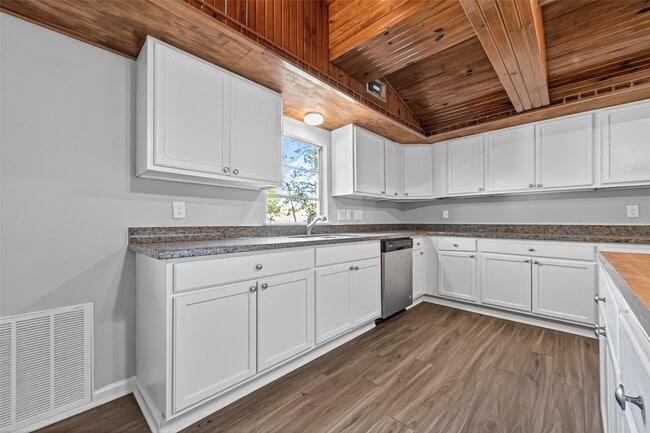 Building Photo - 1305 St Lawrence River Rd