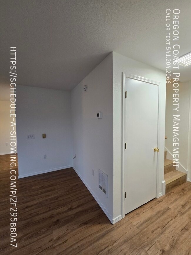 Building Photo - 1135 SE Oar Ave