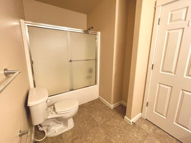 Building Photo - BEAUTIFUL TOWNHOME LOCATED IN REDMOND!