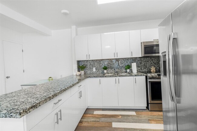 Building Photo - 343 Van Buren St