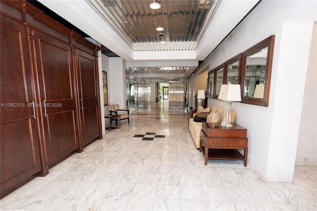 Building Photo - 1021 Hillsboro Mile Unit 204