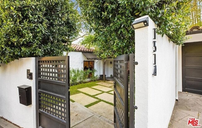 Building Photo - 1514 Sunset Plaza Dr