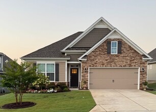 Building Photo - Beautiful 4 Bedroom Single Family Home