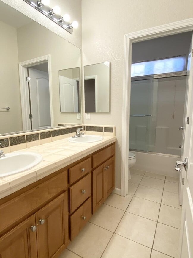 Building Photo - 2774 Gilham Ct