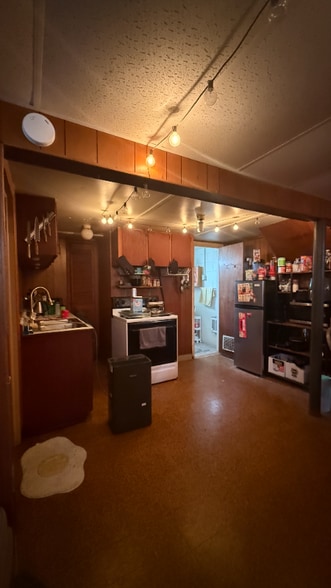 Building Photo - 1601 N Oak St