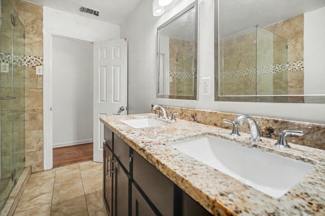 Building Photo - 2121 Hickory Ln
