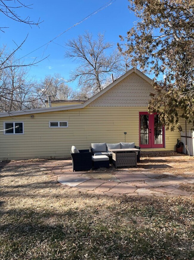Building Photo - Cozy Cottage in Central Longmont