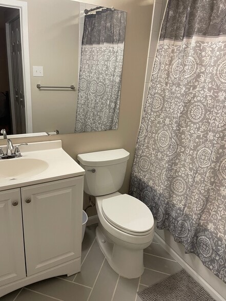 Full private bath - 9851 Hellingly Pl