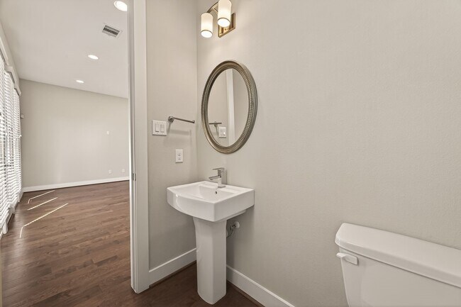 Building Photo - 2010 St Charles St