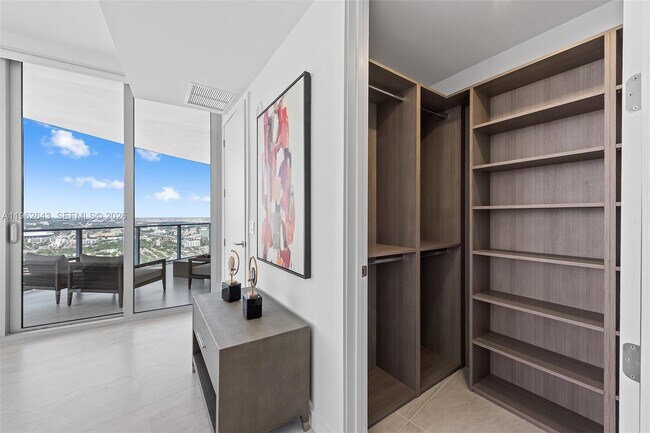 Building Photo - 851 NE 1st Ave