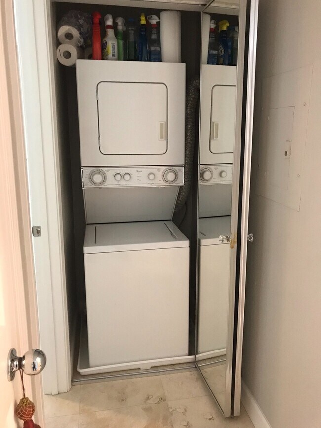 Building Photo - Beautiful View!! 2 Bed/2 Bath Condo, Hayward