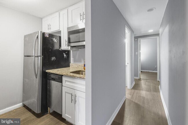 Building Photo - 160 Richmond St