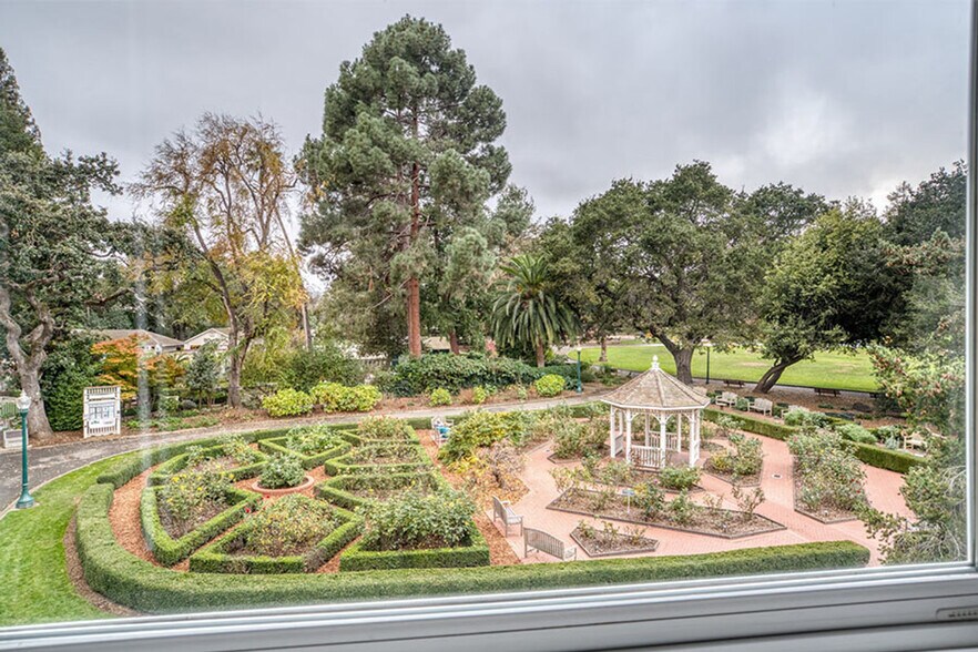 Building Photo - 710 Laurel Ave