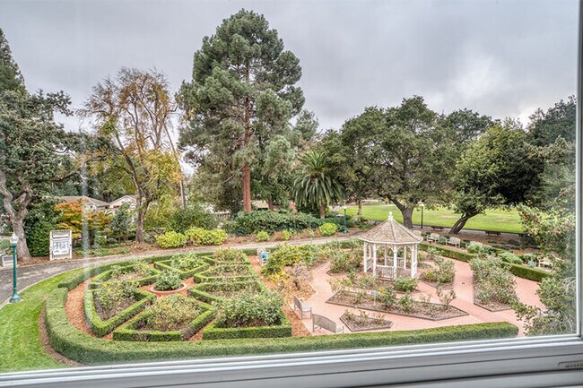 Building Photo - 710 Laurel Ave