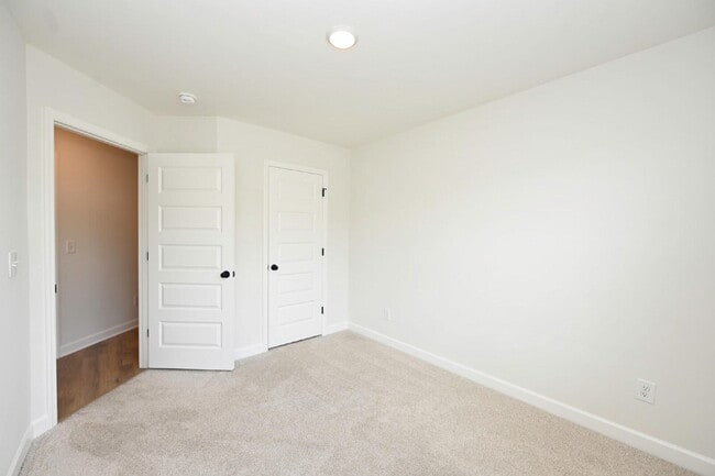 Building Photo - Like-New Modern Townhome Near Dining, Shopping, Trails & Old Hickory Lake