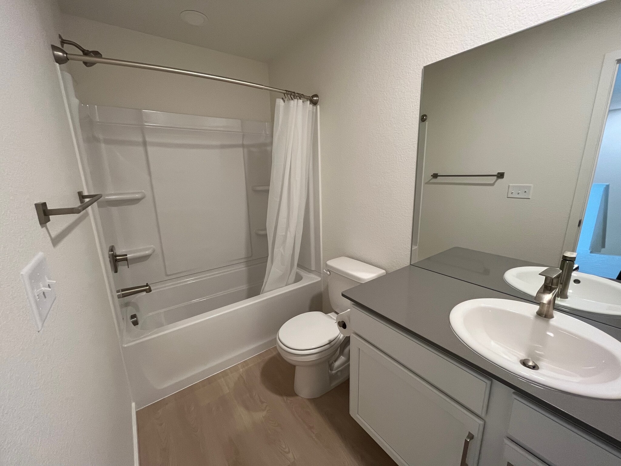 Main bathroom - 5030 McKinnon Ct