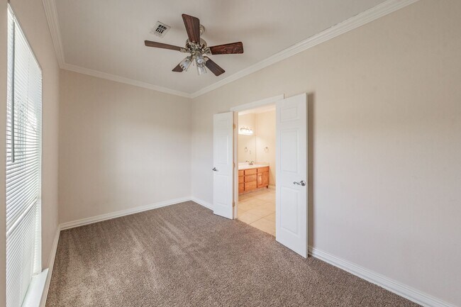 Building Photo - Spacious 5 Bedroom Home with Walk-Out Base...