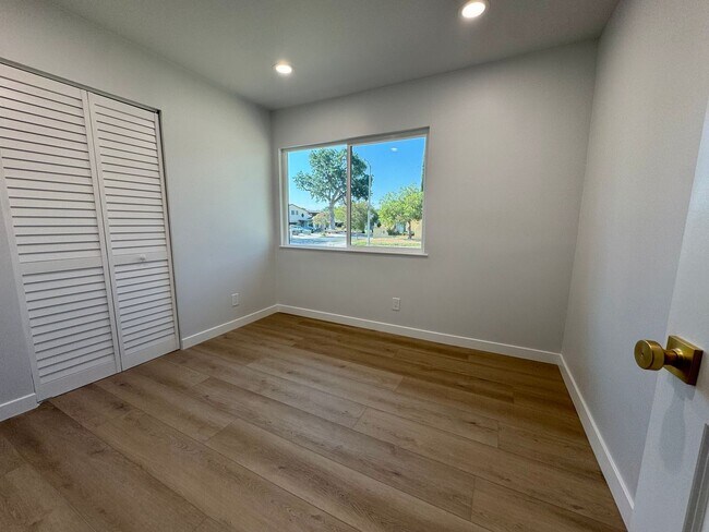 Building Photo - Newly Remodeled Gorgeous Open Floor Plan o...