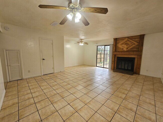 Building Photo - 1824 Larette Dr