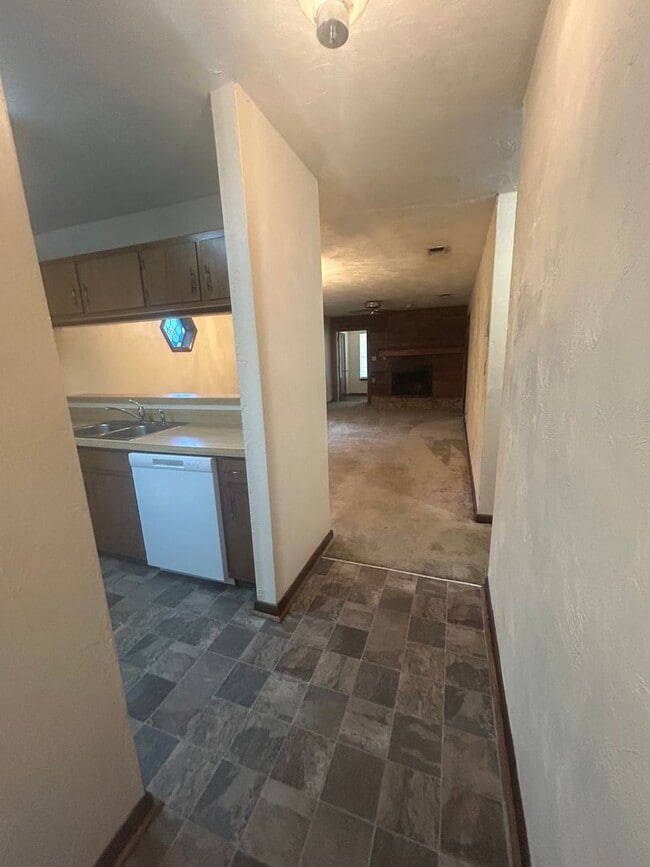 Building Photo - 2/2/ Walking Distance To Capital Regional ...