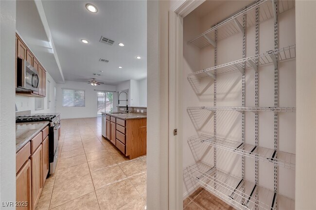 Building Photo - 6534 Ditmars St